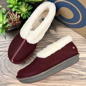 NIB Clarks Step Flow Low Felt Faux Fur Comfort Indoor Outdoor Slipper Maroon 8M